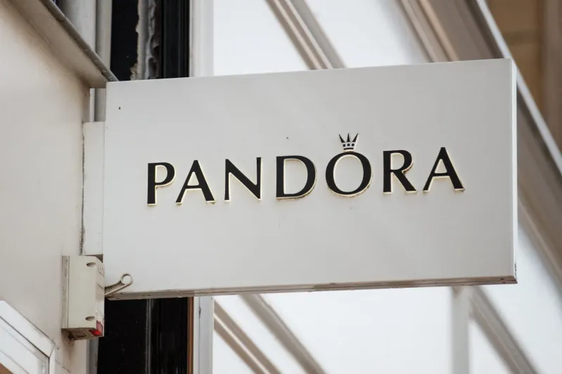 سهم باندورا ينزف: هل يمكن للشركة التغلب على تحديات تقلبات الفضة؟
