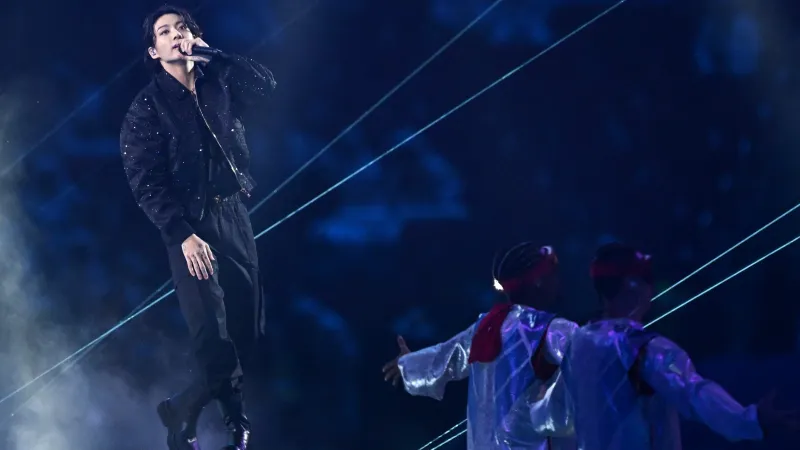 كالفن كلاين تستعيد روح التسعينيات في حملتها الجديدة مع نجم BTS (فيديو)