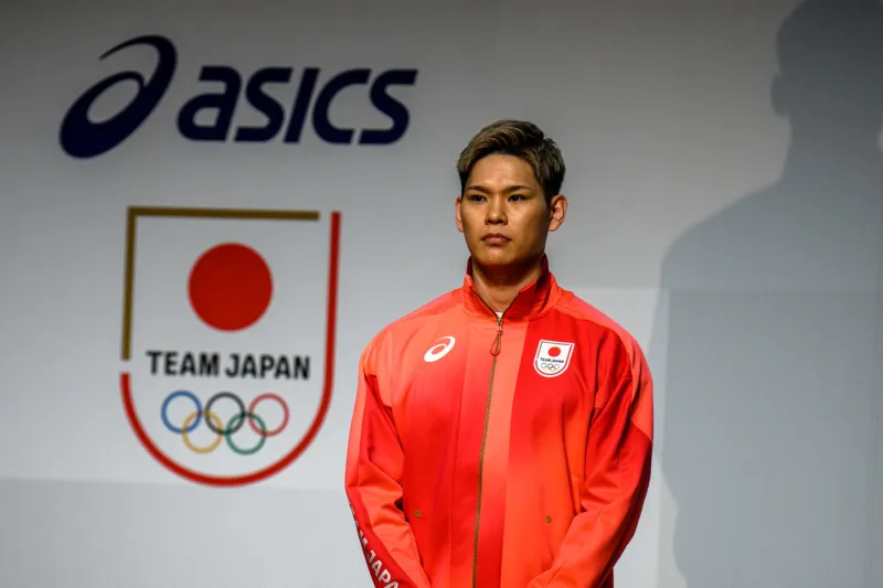  اعتذار ياباني كوميدي: لاعب ينحني على بطنه أمام الجمهور (فيديو)