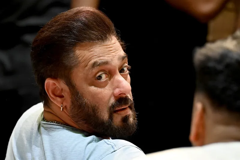 سلمان خان يثير الإعجاب بواحدة من أندر الساعات في العالم.. تعرف على سعرها