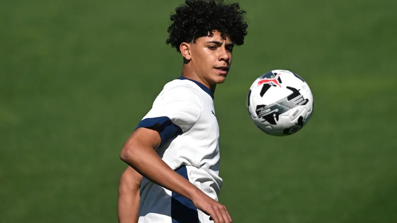 بصورة مع الأب.. كريستيانو الصغير يستعرض عضلاته ويخطف الأضواء (فيديو)