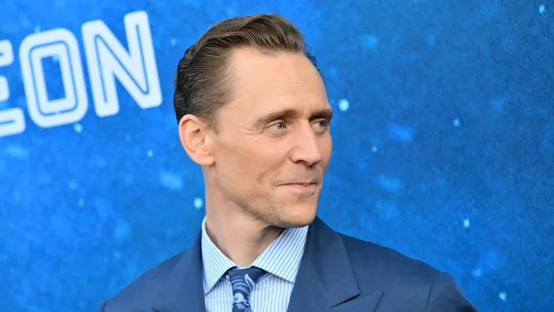 في عيد ميلاده الـ45.. كم تبلغ ثروة توم هيدلستون خلال مسيرته الفنية؟