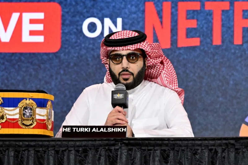 تركي آل الشيخ يعلن نزال أوسيك ضد فيرهوفن على لقب WBC في "Glory in Giza"