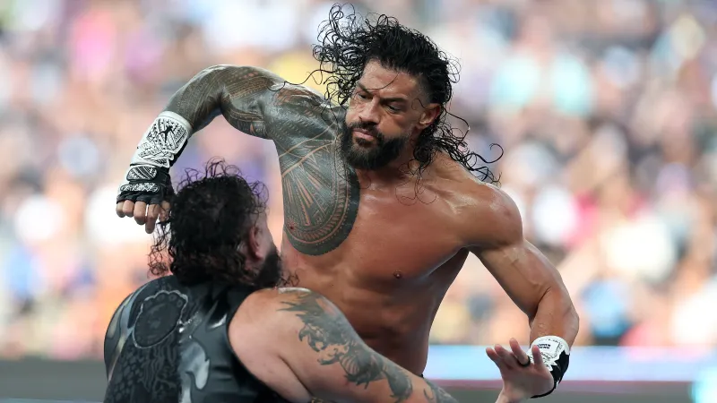 تفوق على أبرز نجوم WWE.. كيف خطف رومان رينز لقب رويال رامبل؟ (فيديو)