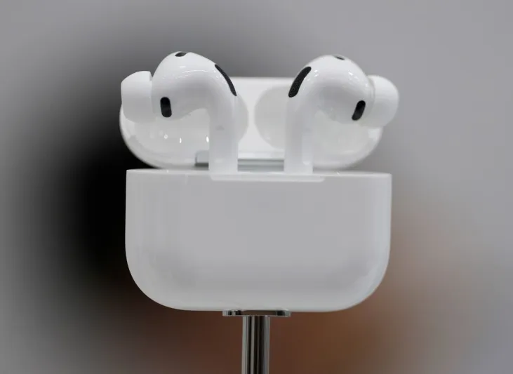 سماعات AirPods Pro "ترى" العالم.. هل تضع آبل كاميرات في أذنيك؟