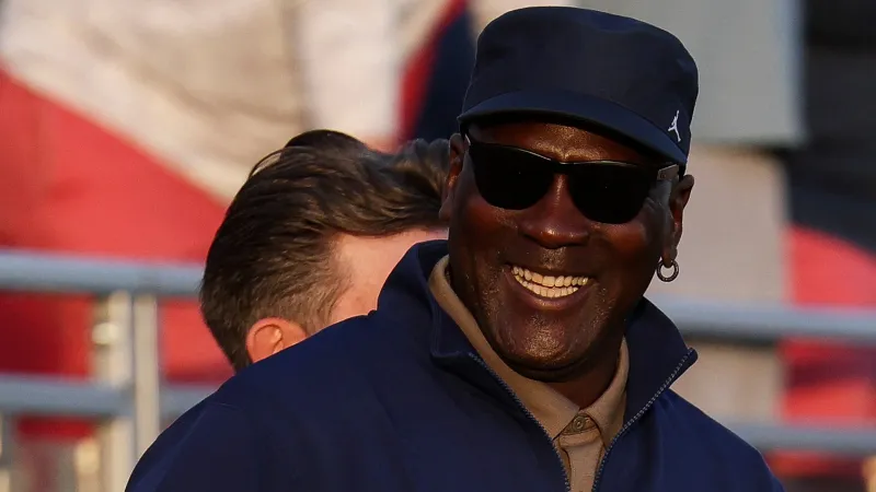 بطاقة مايكل جوردان النادرة تباع بسعر قياسي مذهل