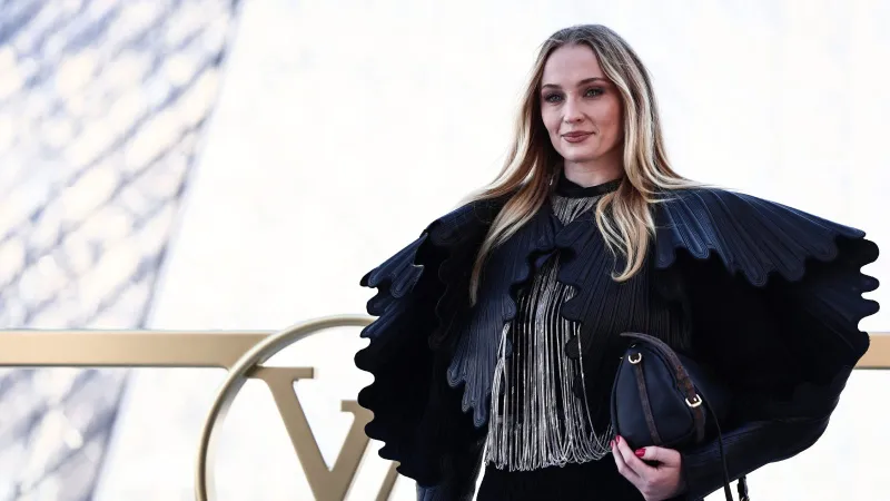 كواليس Tomb Raider.. تسريب صور صوفي تيرنر بزي لارا كروفت