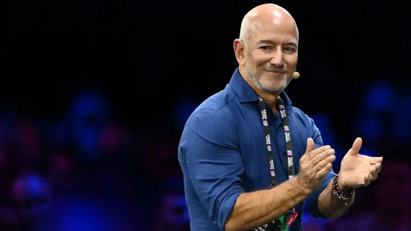 صفقة مليارية محتملة.. هل اقترب بيزوس من ملكية "سياتل سي هوكس"؟