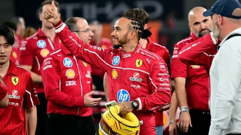 لويس هاميلتون.. هل وقع في مأزق بعد قيادته المتهورة في شوارع طوكيو؟ (فيديو)