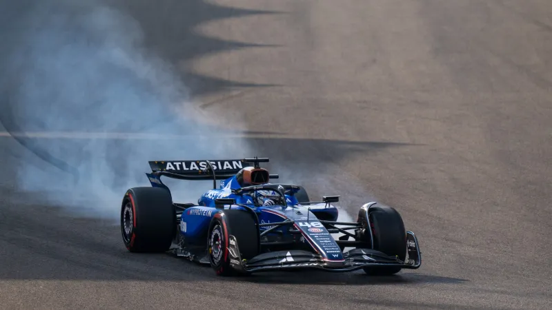 سائق فورمولا 1 ينجو من حادث مروع بعد انقلاب سيارته عدة مرات (فيديو)