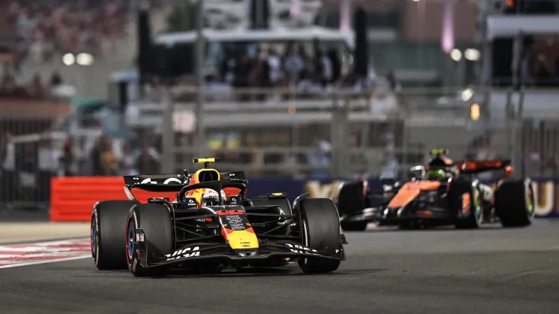 عرض استعراضي يتحول لأزمة.. سيارة ريد بُل تحترق والسائق يهرب (فيديو)