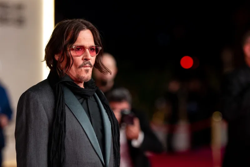 من "إدوارد" إلى "سكروج".. جوني ديب يواصل رحلة الشخصيات الغامضة في Ebenezer (صور)