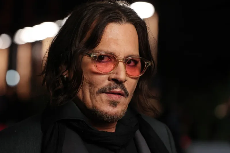 جوني ديب يدعم إريك داين بلفتة إنسانية خلال أيامه الأخيرة.. ماذا قدّم له؟