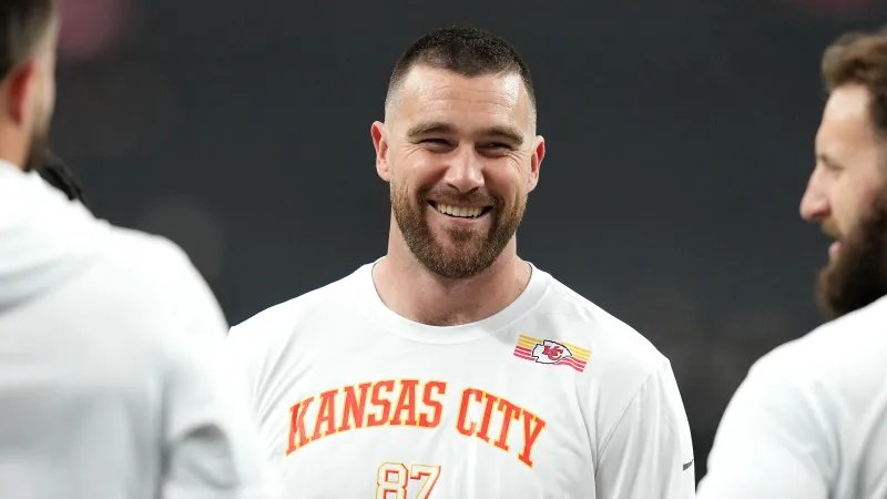 كرسي فاخر مكسور يورّط كيلسي.. وتعليق ساخر عن تايلور (فيديو)