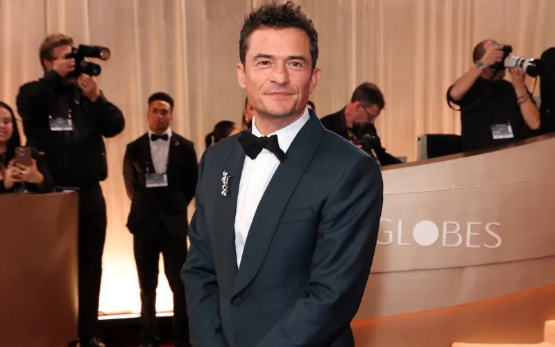 نظارات وجاكيت بلمسة شخصية.. كيف جسّد أورلاندو بلوم رؤيته مع بورشه؟ (فيديو)