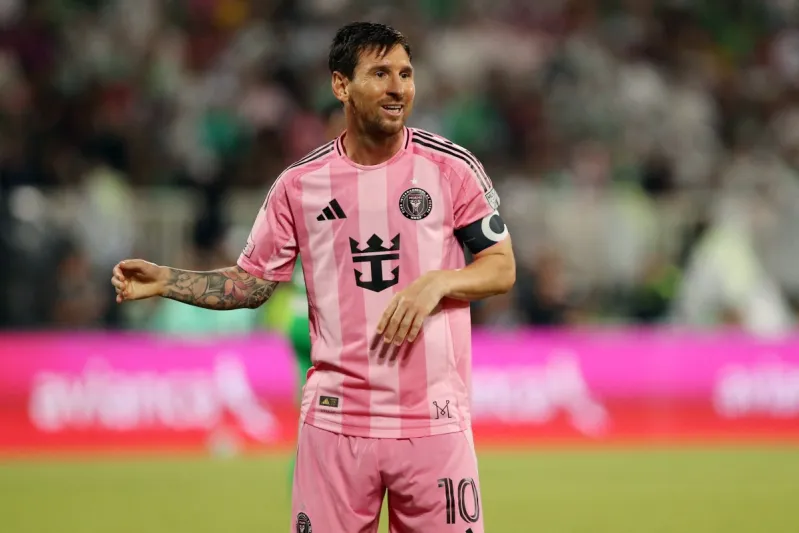 ميسي يتسبب في بكاء مشجع كولومبي قبل مباراة ودية (فيديو)