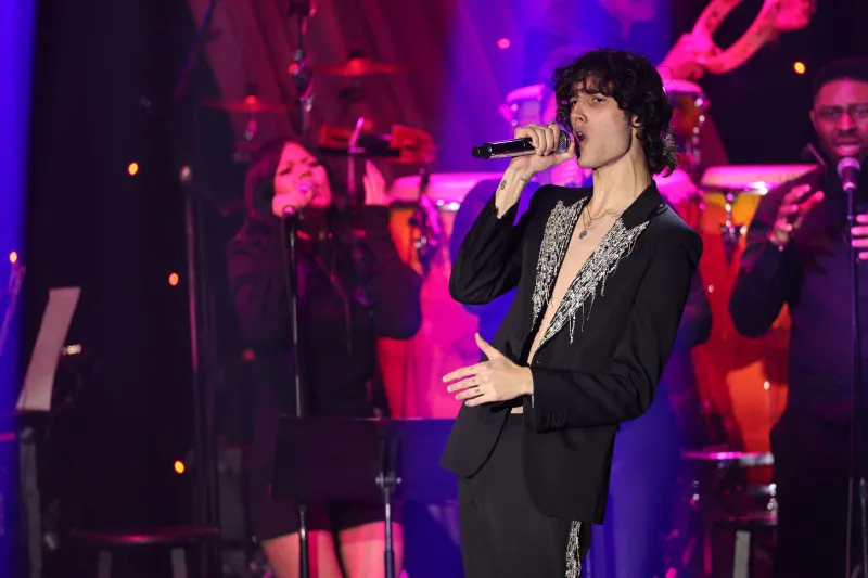 بدلات غير تقليدية.. إطلالات مميزة في غرامي 2026