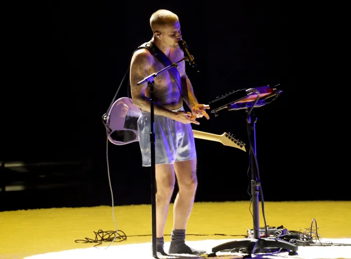 جاستن بيبر يفاجئ غرامي 2026 ويثير الجدل بإطلالته الغريبة (فيديو)