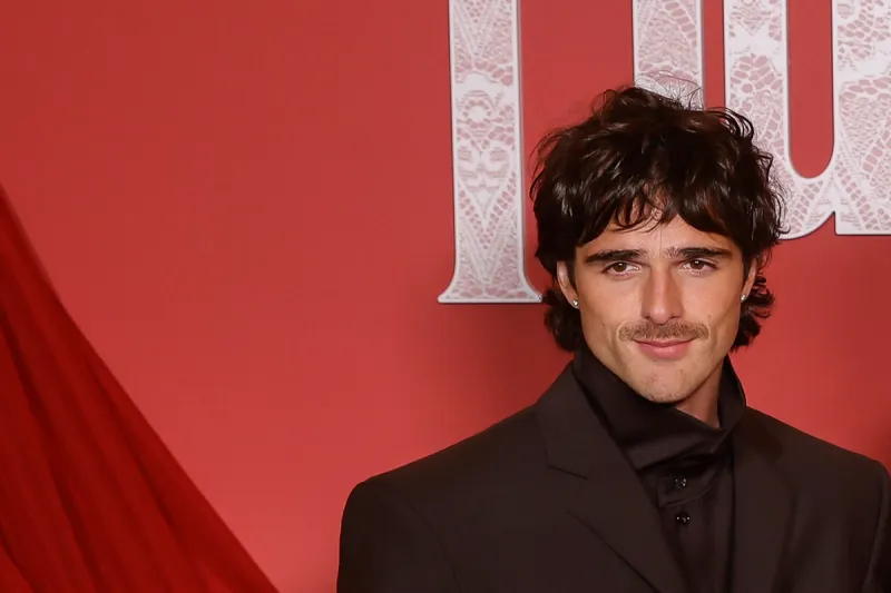 جاكوب إيلوردي يحول الندوب المزيفة في فيلم "Wuthering Heights" لكارثة حقيقية (فيديو)