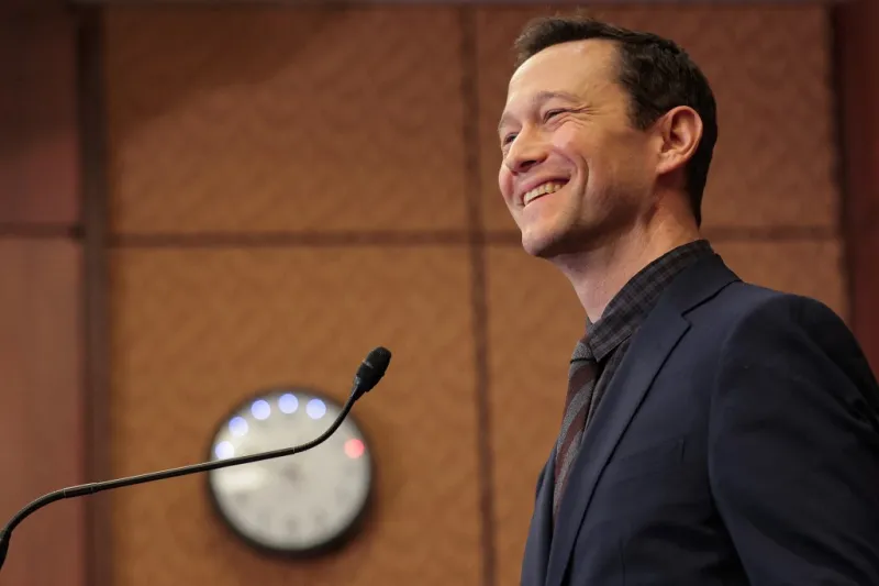 من إعلانات الأطفال إلى جوائز إيمي.. كم تبلغ ثروة جوزيف غوردون-ليفيت؟