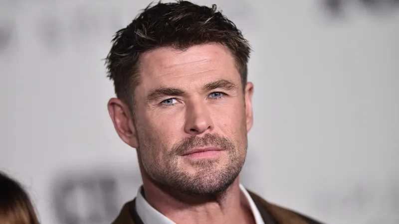 كريس هيمسورث يفاجئ جمهوره.. هل يدخل قفص MMA قريبًا؟ (فيديو)