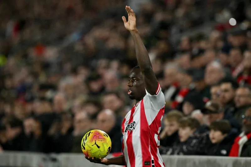 بطريقة مبتكرة.. لاعب برينتفورد يعلن جنس طفله داخل الملعب (فيديو)