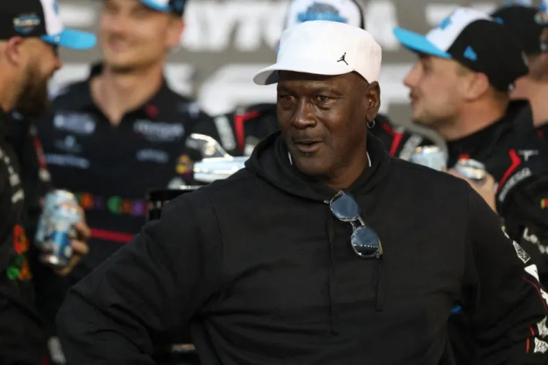 من كرة السلة إلى سباق السيارات.. مايكل جوردان يحقق إنجازًا جديدًا (فيديو)