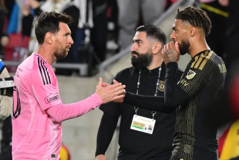 سواريز يتدخل لاحتواء غضب ميسي بعد سقوط إنتر ميامي بثلاثية (فيديو)