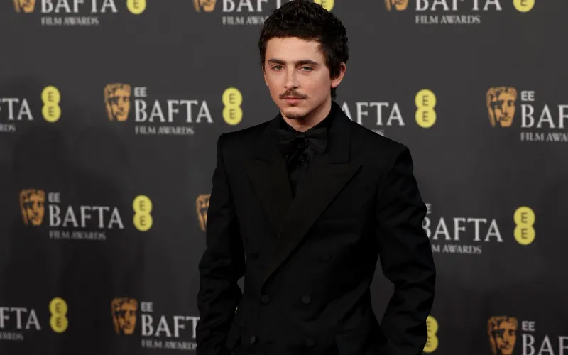 تيموثي شالاميه يتصدر السجادة الحمراء في البافتا 2026 بإطلالة أنيقة وساعة تثير الانتباه (فيديو)