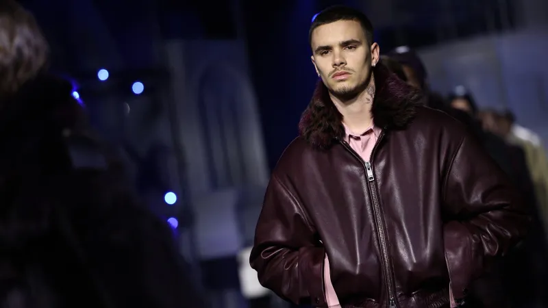 روميو بيكهام يخطف الأضواء في عرض Burberry بلندن (فيديو)