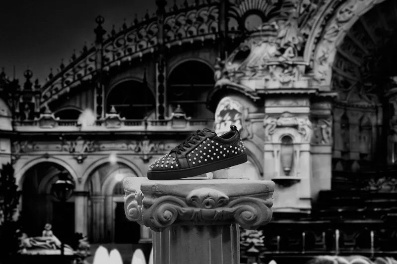  Louboutin تعيد رسم الحذاء الرجالي في شتاء 2026 