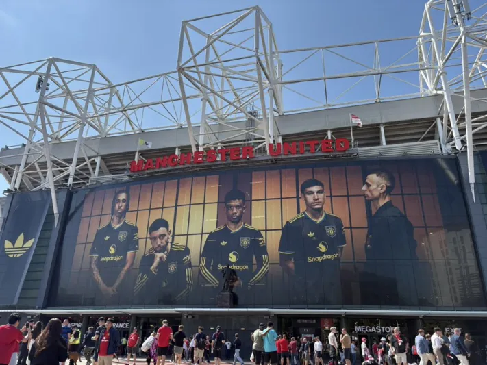 رفع الأذان في معقل مانشستر يونايتد للمرة الأولى في رمضان (فيديو)