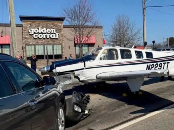 هبوط اضطراري لطائرة فوق طريق سريع بجورجيا.. كيف تحول الحادث لمعجزة؟ (فيديو)