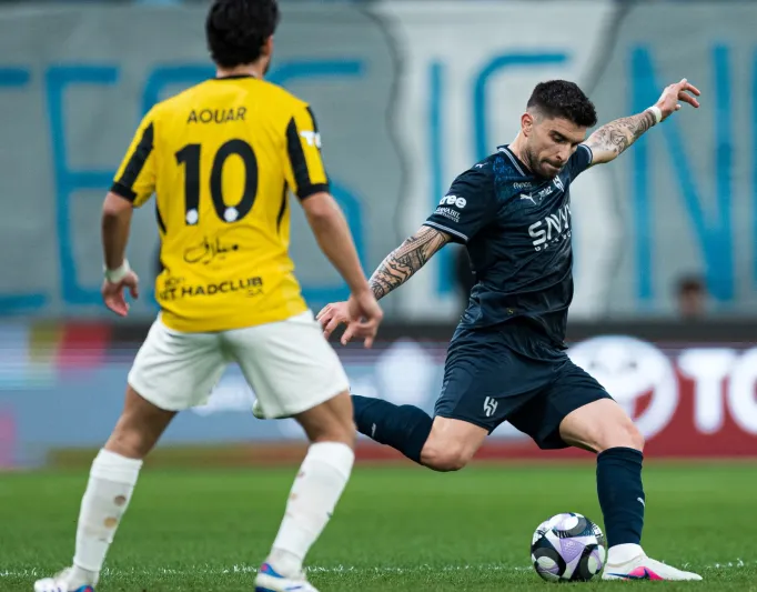 خبير تحكيمي يفجر مفاجأة.. هل الاتحاد يستحق ركلة جزاء أمام الهلال؟