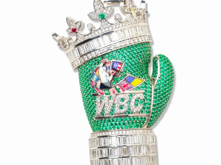 WBC يطلق "قلادة التاج" للأبطال.. كيف يبدو شكلها؟