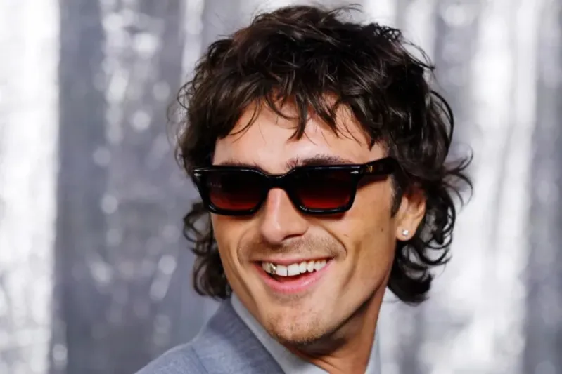 بإطلالة غير تقليدية.. جاكوب إيلوردي يظهر بسن ذهبية