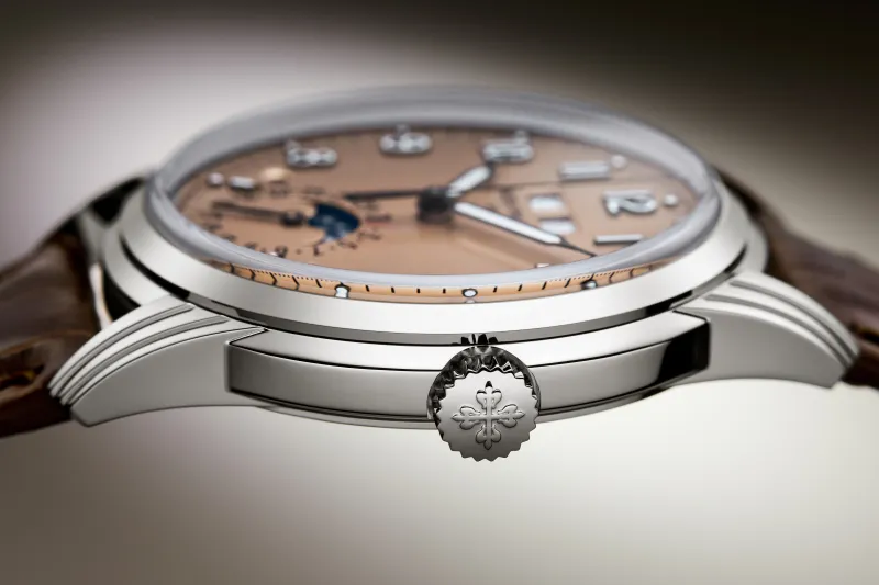 أناقة البنيّ في ليالي رمضان.. ساعات بلون التمر والجوز تزيّن معصمك