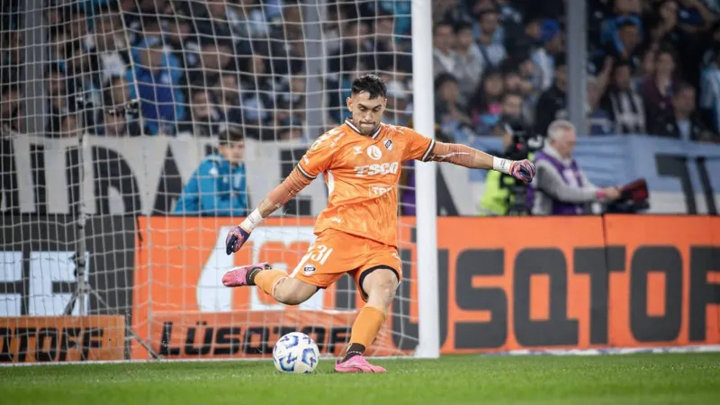 حارس الخلود في مرمى النيران.. واقعة "دفع" حامل كرات تثير استياءً واسعًا (فيديو)