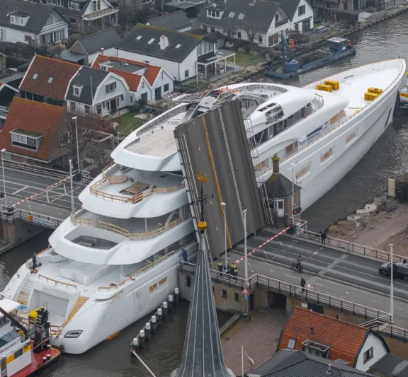 Feadship 829 يبحر عبر الممرات الهولندية الضيقة تمهيدًا لانطلاقه في 2027