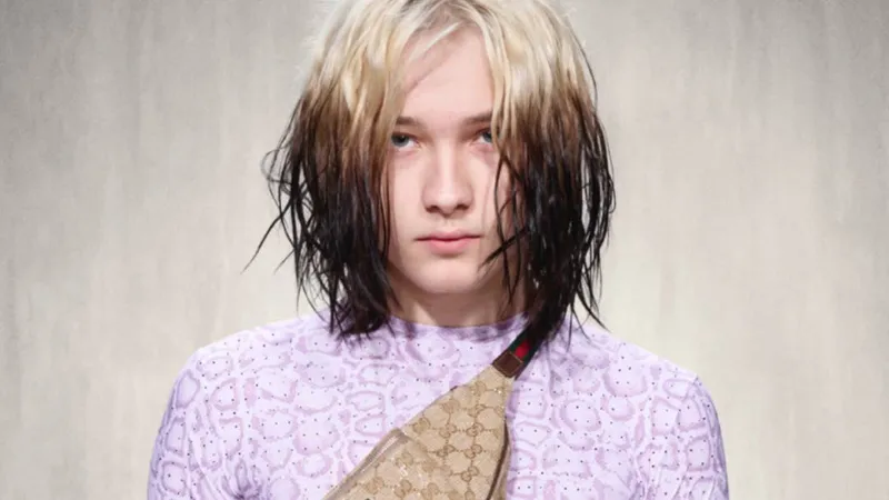 ثورة "الهيب هوب" تجتاح عرض غوتشي.. فنان يقطع مشيته لتفقد هاتفه!