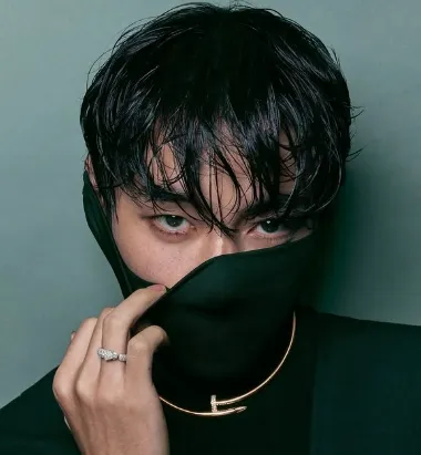 نجم BTS يبهر جمهوره بإطلالة أنمي محببة.. ويعزز مكانته كأيقونة للموضة