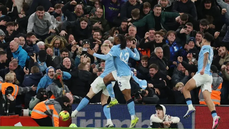 مانشستر سيتي يحقق فوزًا دراماتيكيًا على ليفربول في معقله بأنفيلد (فيديو)