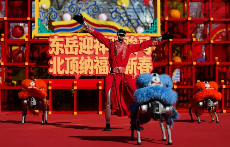 الروبوتات تبهر الجمهور بعروض قتالية في احتفالات السنة القمرية بالصين (فيديو)