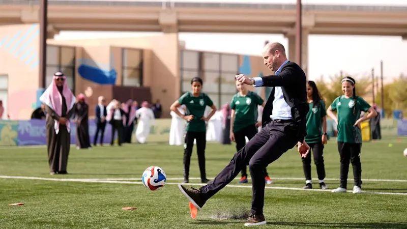 لقطة عفوية.. الأمير ويليام يستعرض مهاراته الكروية في الرياض (فيديو)