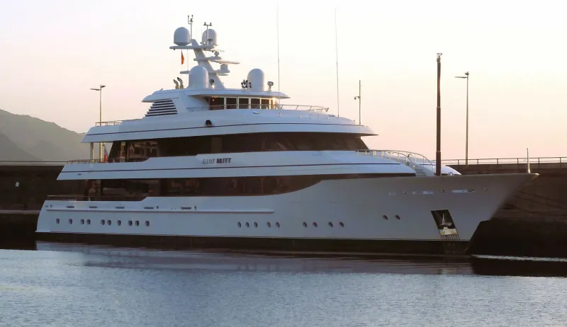 اليخت الفاخر Lady Britt يستعرض أناقته في جزر الكناري (فيديو)