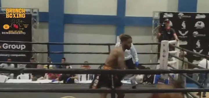 بلكمة خاطفة.. ملاكم يدخل التاريخ بأسرع إنهاء للنزال (فيديو)