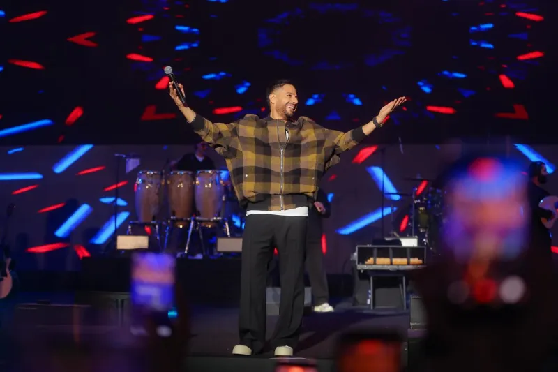 محمد حماقي بإطلالة كاجوال في موسم الرياض .. وساعة أنيقة من  أوديمار بيجيه