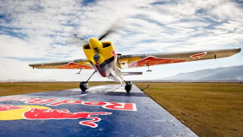 هبوط وإقلاع فوق قطار متحرك.. إنجاز جوي مذهل يُسجل في 50 ثانية!