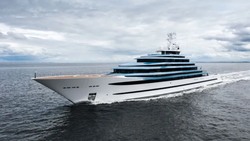 350 مليون دولار من الفخامة البحرية: كيف أعادت وريثة Walmart تصميم يختها؟ (فيديو)