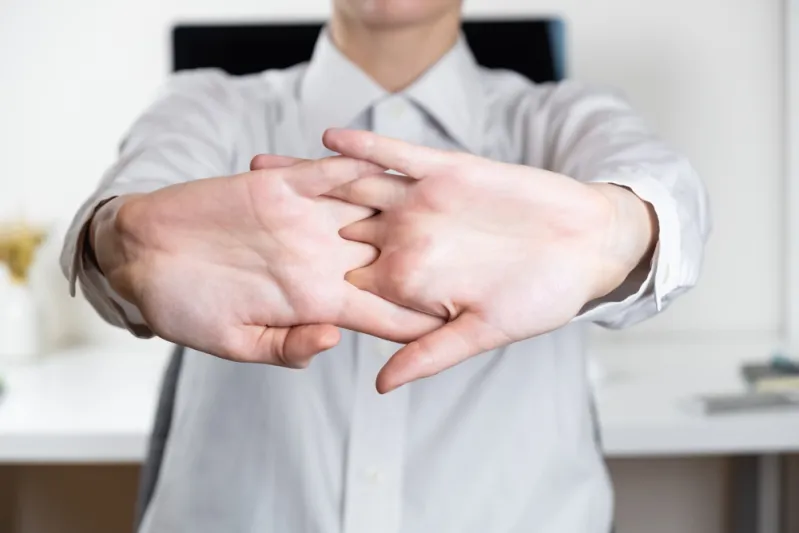 هل يجب أن نقلق من صوت طقطقة المفاصل؟ دراسة جديدة تجيب